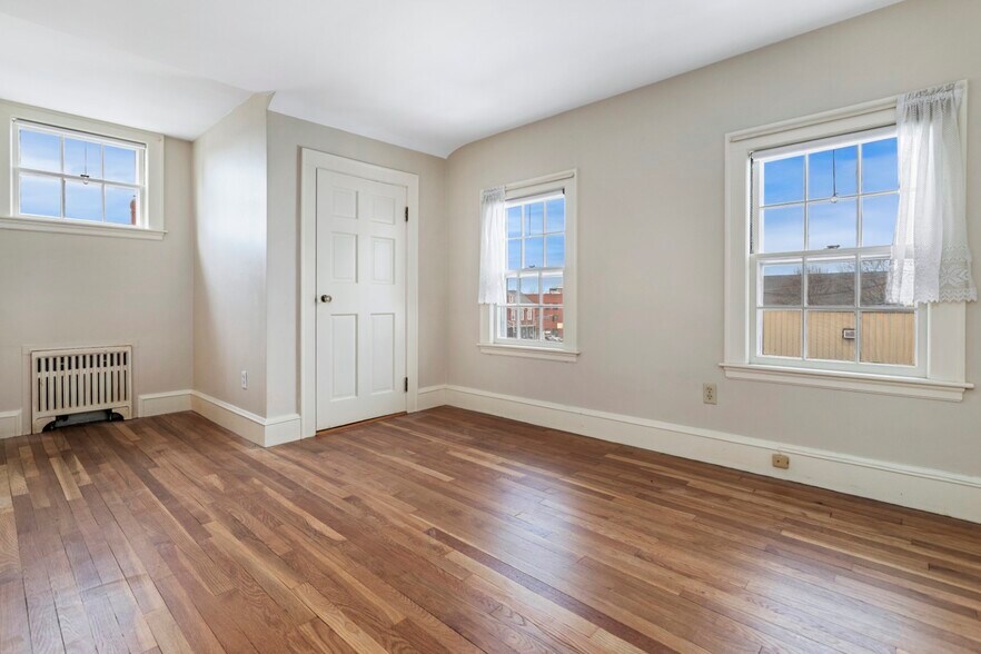More Photos Of 4-6 Common St, Stoneham Storefront Retail Residential For Sale