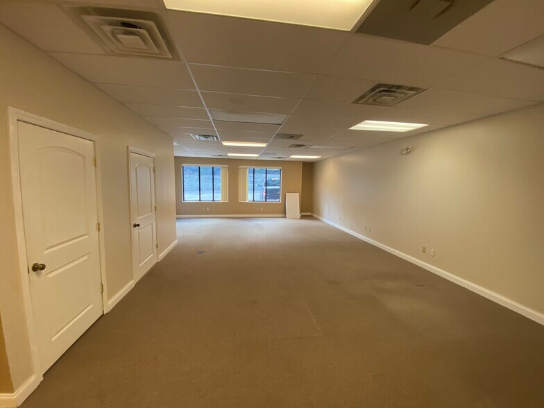 More Photos Of 1213-1385 Rockside Rd, Parma Unknown For Lease