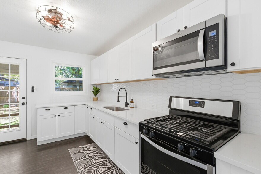 More Photos Of 112 W Akard St, Weatherford Flex For Sale