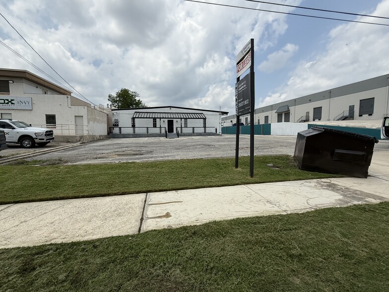 More Photos Of 9809 McCullough Ave, San Antonio Warehouse For Lease