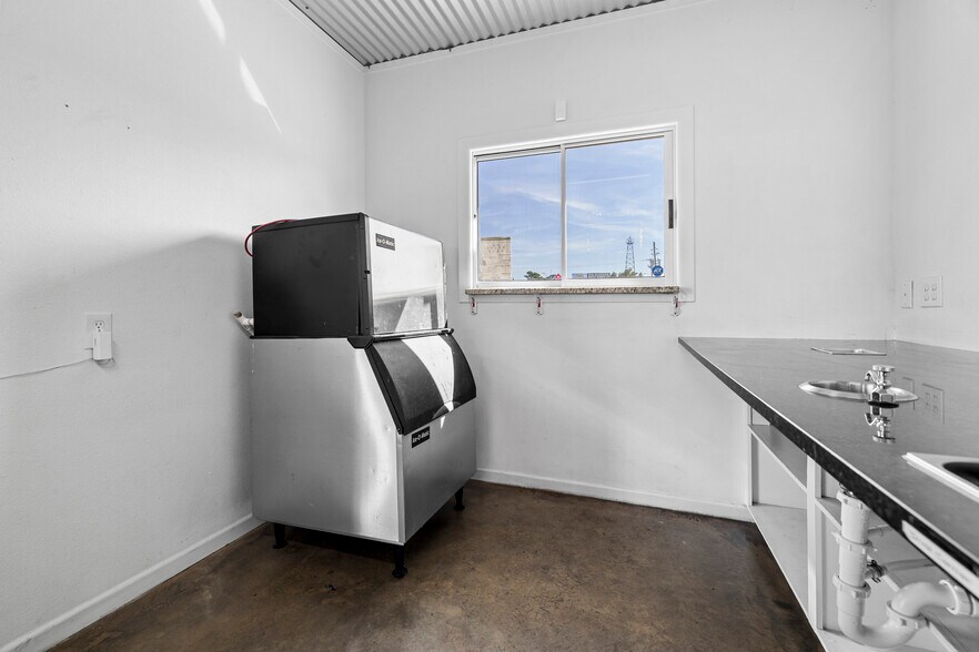 More Photos Of 207 N Henderson Blvd, Kilgore General Retail For Sale