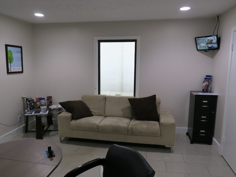 More Photos Of 5638 Star Ln, Houston Auto Dealership For Lease