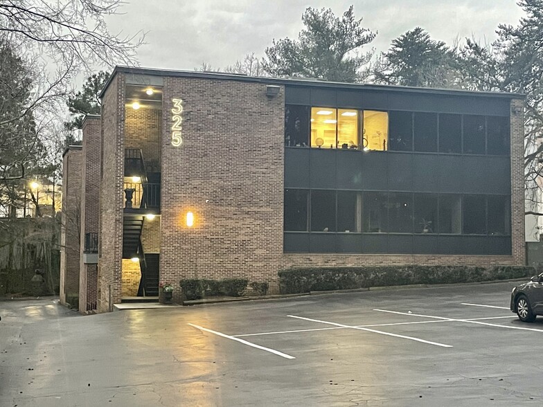 Primary Photo Of 325 Hammond Dr, Sandy Springs Medical For Lease