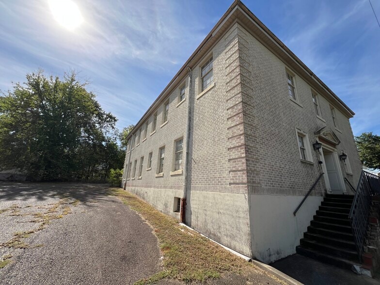 More Photos Of 204 N Alamo Blvd, Marshall Flex For Sale