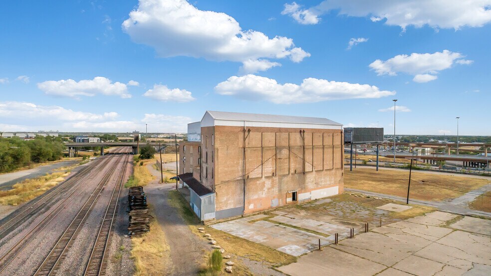 More Photos Of 1000 Harding St, Fort Worth Distribution For Sale