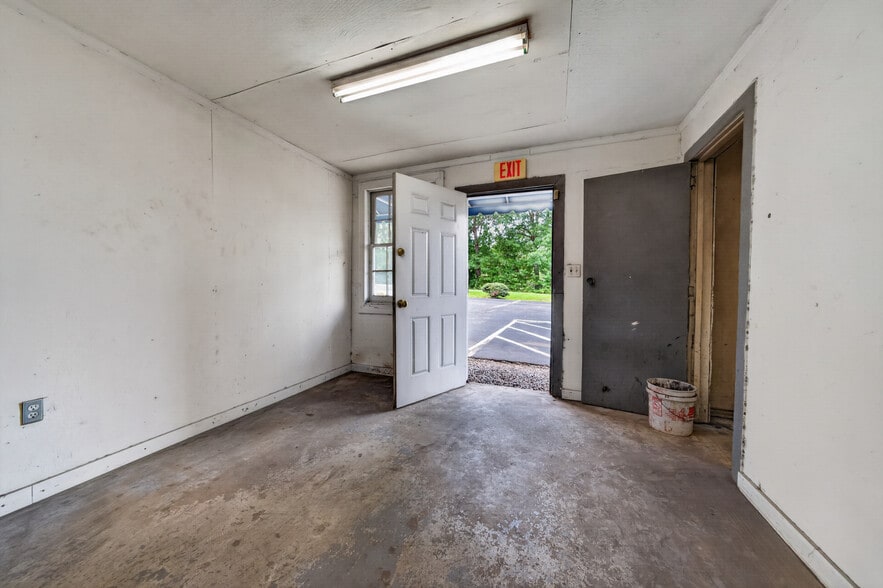 More Photos Of 409 Wagstaff Rd, Fuquay-Varina Manufacturing For Sale