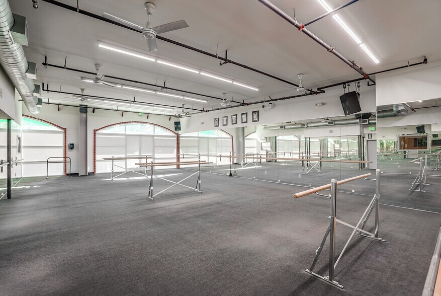 More Photos Of 21747 Erwin St, Woodland Hills Office For Sale