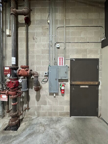 More Photos Of 122 S Union St, Stockton Service For Lease