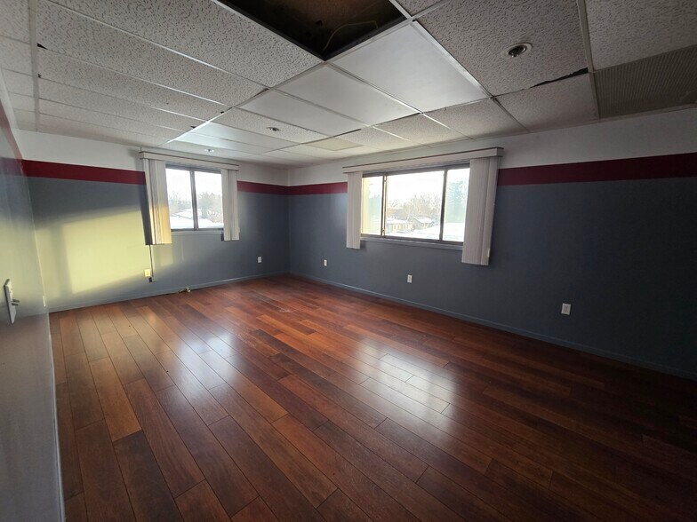 More Photos Of 401 E 5th St, Pinconning Distribution For Sale