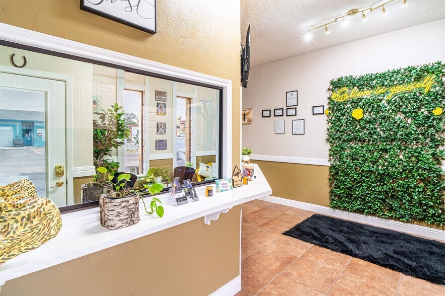 More Photos Of 102 Fletcher Dr, Del Rio General Retail For Sale
