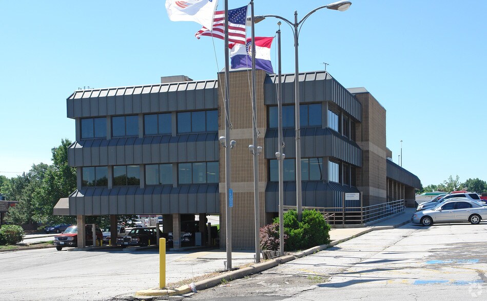 More Photos Of 2728 NE Vivion Rd, Kansas City Office For Lease