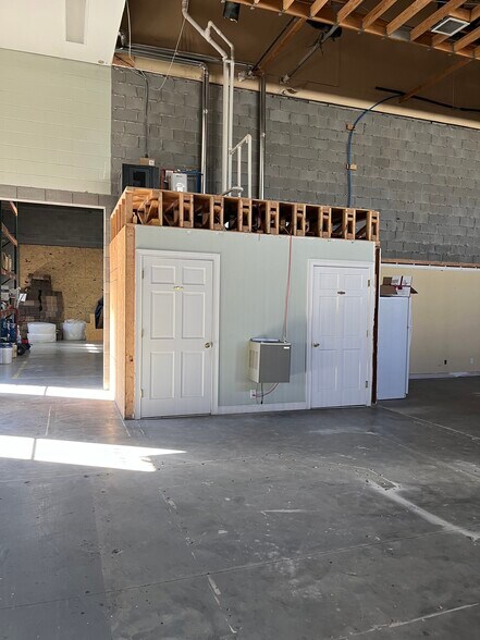 More Photos Of 6244 Old Lagrange Rd, Crestwood Warehouse For Lease