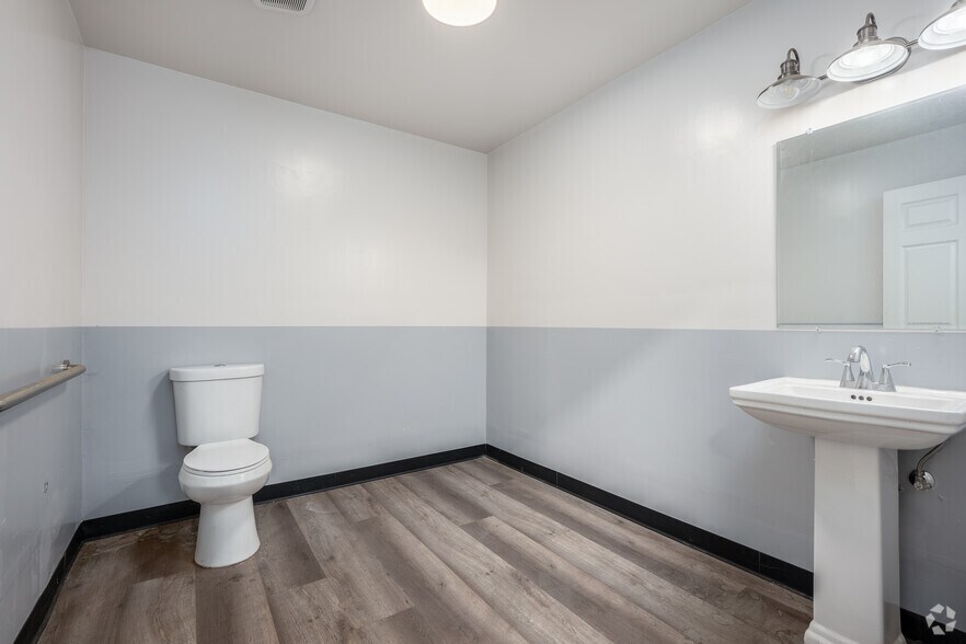 More Photos Of 7500 14th Ave, Sacramento Warehouse For Lease