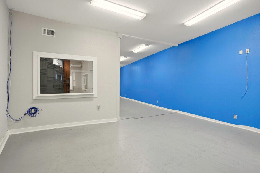 More Photos Of 1302 Camaron St, San Antonio Warehouse For Sale