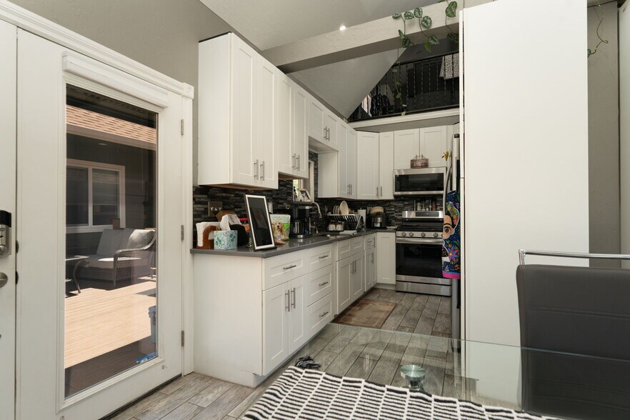 More Photos Of 1624 E Main St, Montrose Hotel For Sale