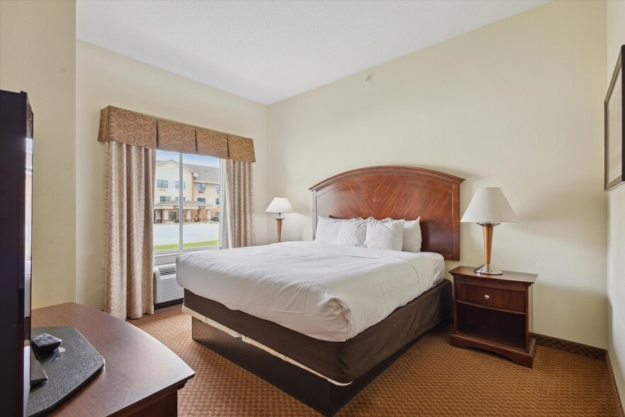 More Photos Of 2750 Fortune Cir W, Indianapolis Hotel For Sale