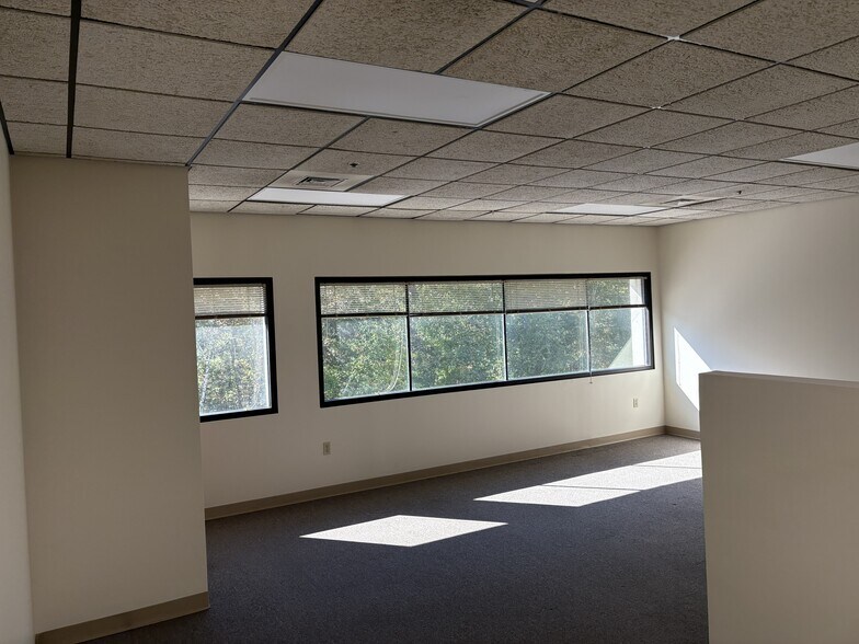 More Photos Of 117 Londonderry Tpke, Hooksett Flex For Lease