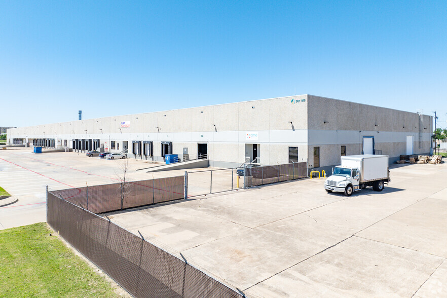Primary Photo Of 901-915 Avenue S, Grand Prairie Distribution For Lease