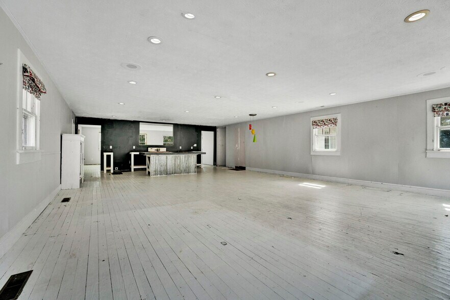 More Photos Of 12117 Highway 221, Woodruff Office For Sale