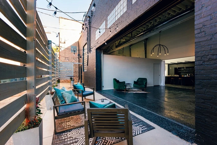 More Photos Of 3146 W Chicago Ave, Chicago Showroom For Sale