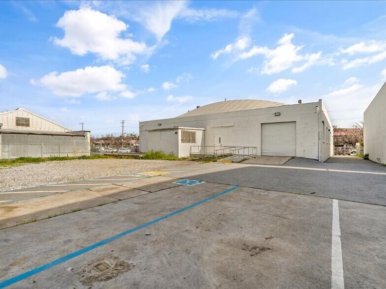 More Photos Of 2566 Bay Rd, Redwood City Service For Sale