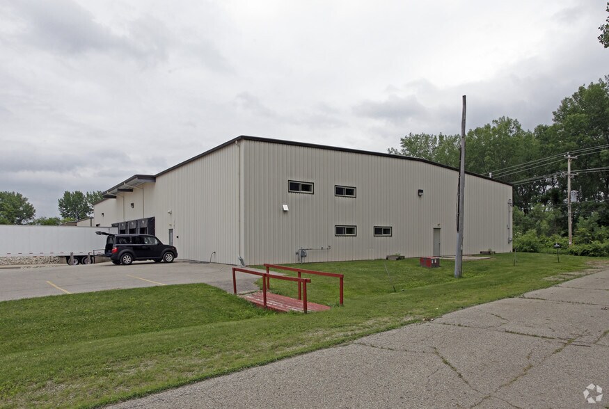 Primary Photo Of 1121-1125 Larsen Rd, Fort Atkinson Warehouse For Lease