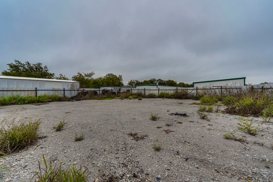 More Photos Of 108 West Gillum, Grandview Warehouse For Sale