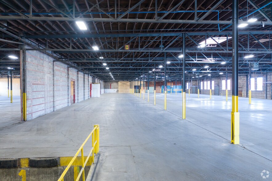 More Photos Of 88-92 Sunshine Rd, Kansas City Distribution For Lease