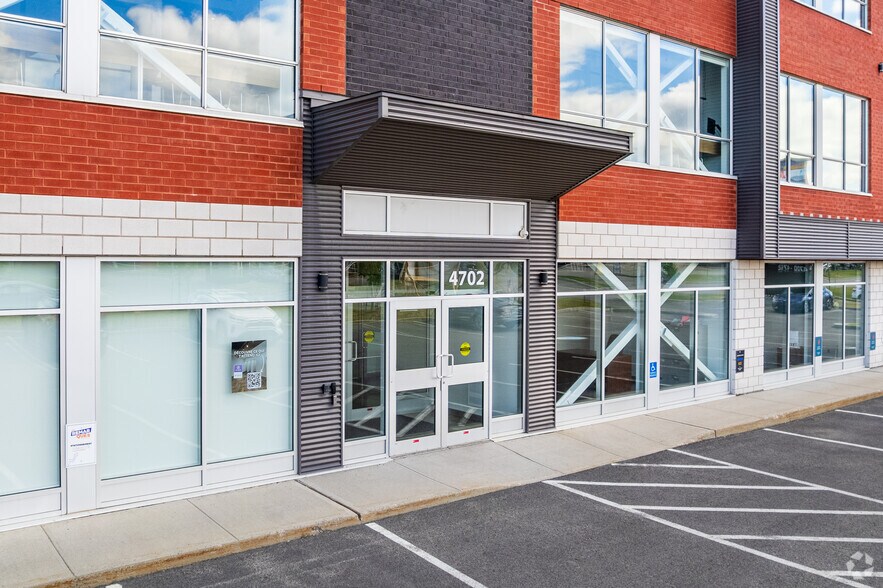 More Photos Of 4700-4762 Louis-B.-Mayer Rue, Laval Showroom For Sale