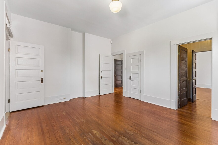 More Photos Of 117 W Mistletoe Ave, San Antonio Office For Sale