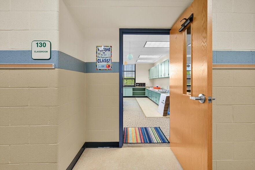 More Photos Of 2835 Mountain View Dr, Bath Office For Sale