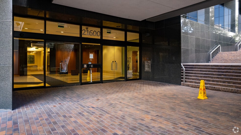 More Photos Of 21600 Oxnard St, Woodland Hills Office For Lease