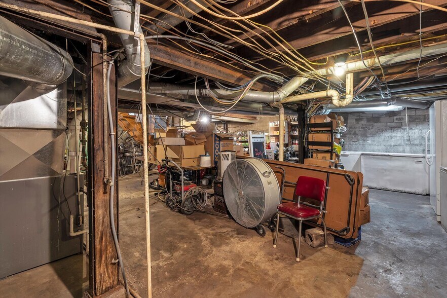 More Photos Of 108 S Old US Route 66, Hamel Restaurant For Sale