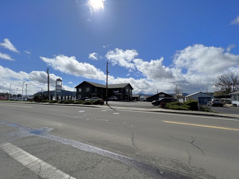 More Photos Of 1562 NE Vine St, Roseburg Office For Lease