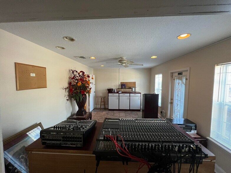 More Photos Of 6310 Blanding Blvd, Jacksonville Showroom For Sale