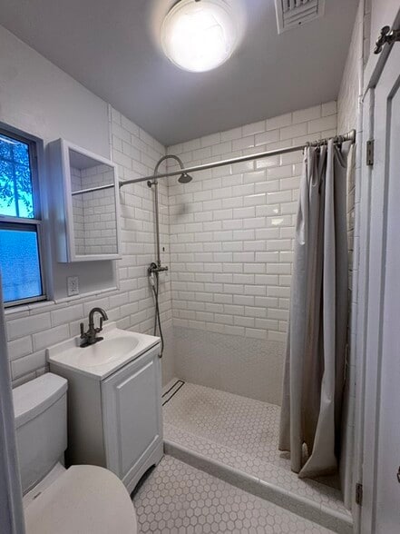 More Photos Of 2400 Merton Ave, Los Angeles Multifamily For Sale
