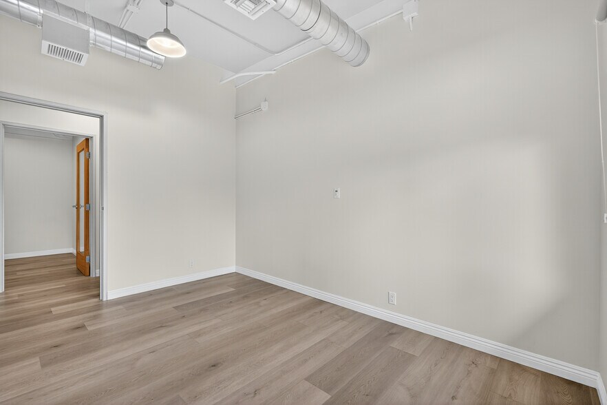 More Photos Of 10999 Riverside Dr, North Hollywood Loft Creative Space For Lease