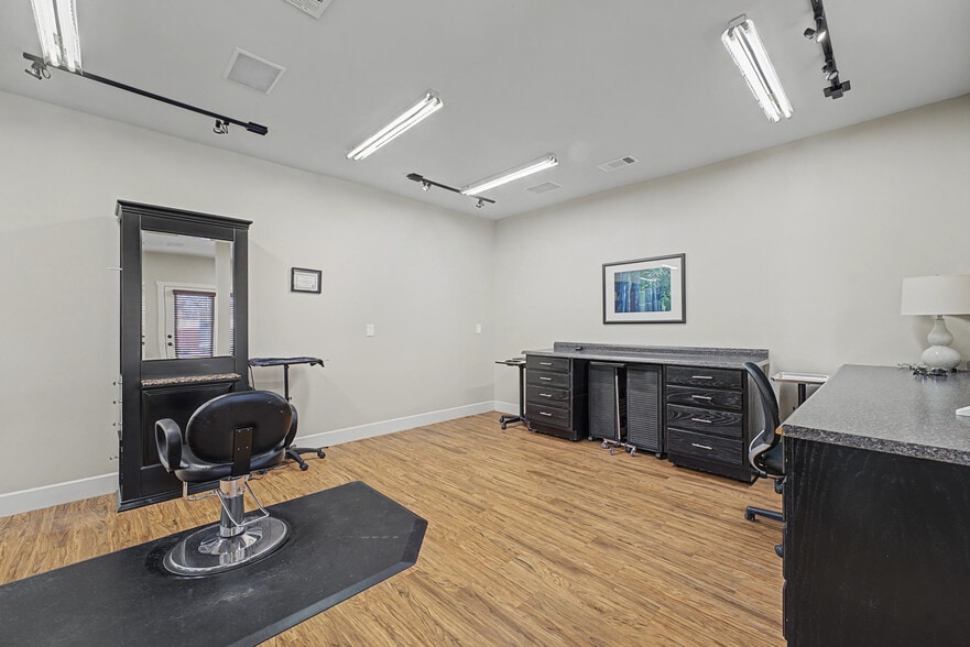 More Photos Of 1133 NW J St, Bentonville Office For Sale