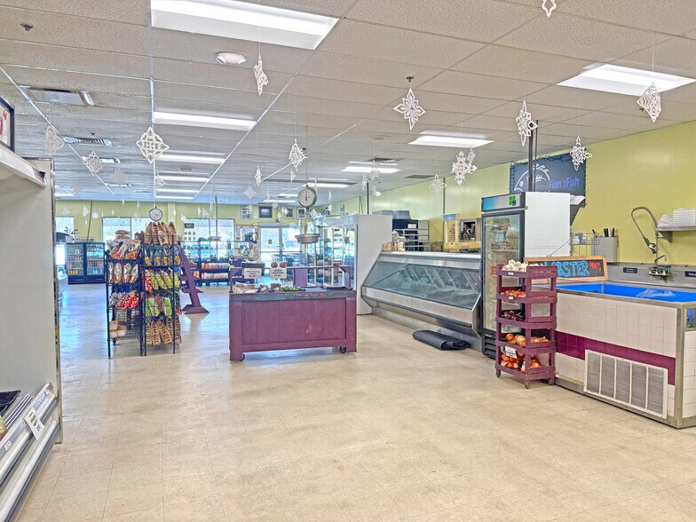 More Photos Of 451 High St, Somersworth Freestanding For Lease