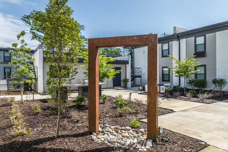 More Photos Of 1030 Poplar Ave, Memphis Apartments For Sale