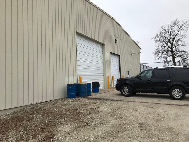 More Photos Of 560 Old Skokie Rd, Park City Warehouse For Lease