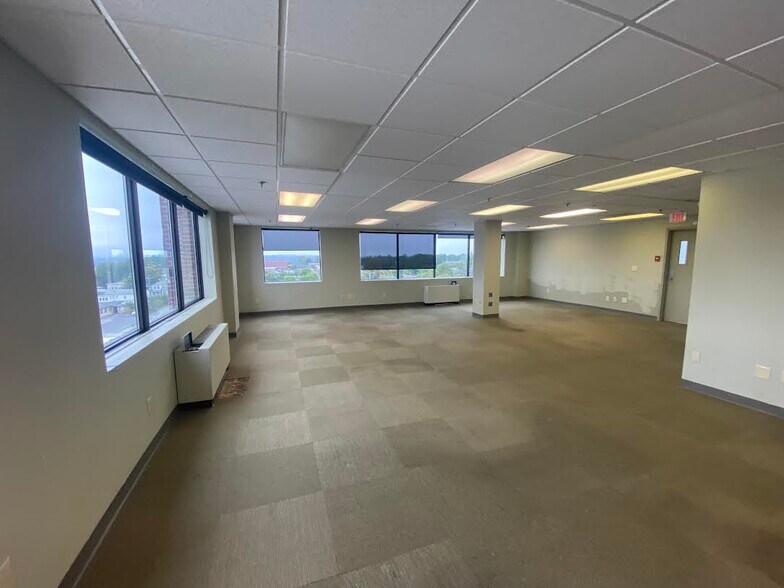 More Photos Of 228 Maple St, Manchester Office For Sale
