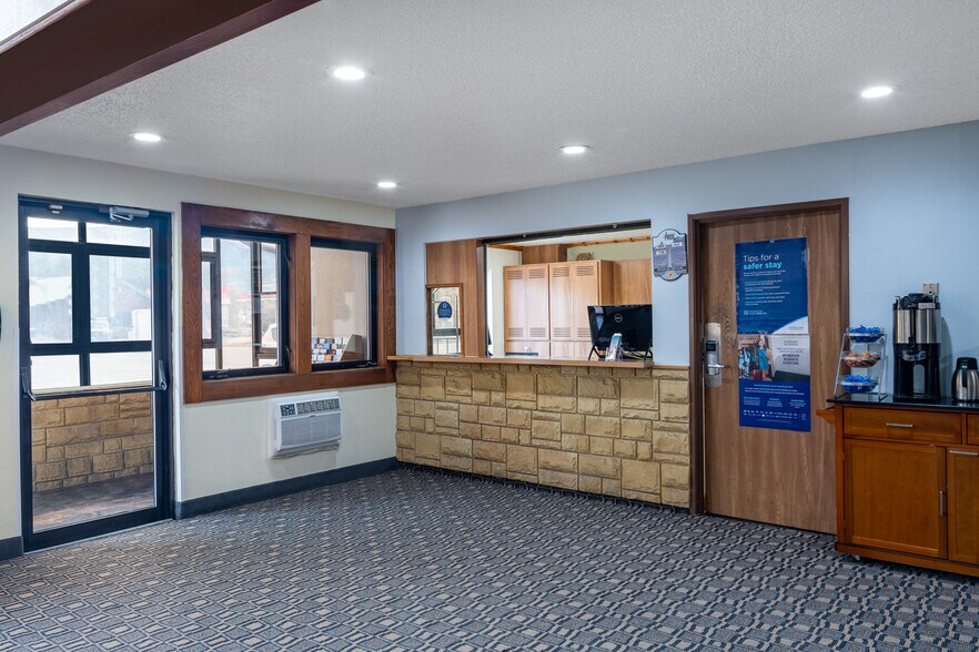 More Photos Of 105 Centennial Dr, Livingston Hotel For Sale