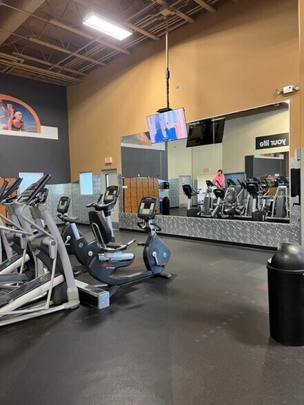 More Photos Of 6095 SE Tualatin Valley Hwy, Hillsboro Health Club For Lease