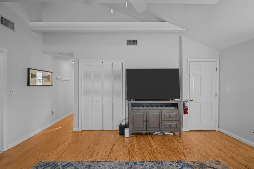 More Photos Of 574 Main St, Hyannis Storefront Retail Residential For Sale