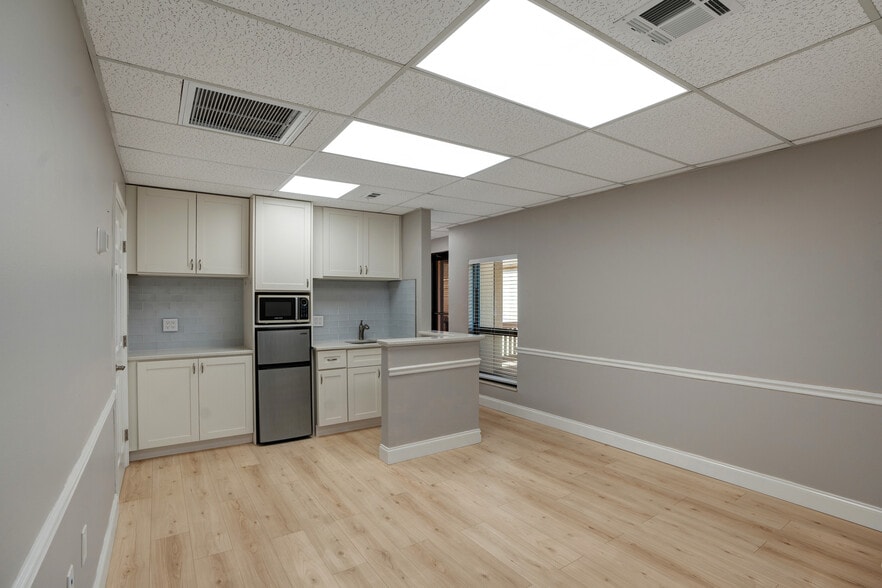 More Photos Of 2831 Ringling Blvd, Sarasota Medical For Sale