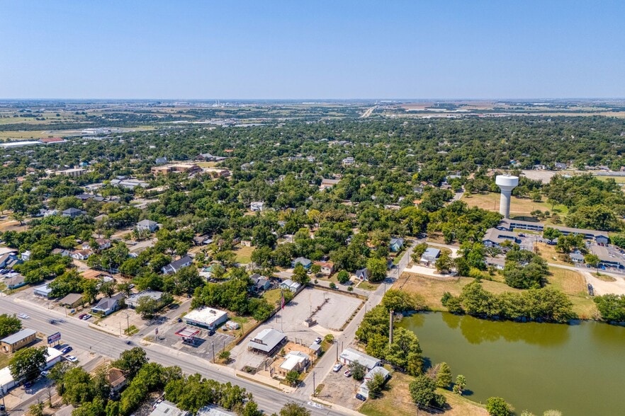 More Photos Of 1119 N Main St, Taylor Convenience Store For Sale
