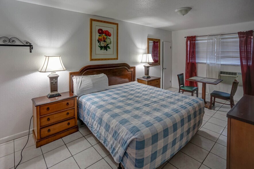 More Photos Of 1419 S Federal Hwy, Hollywood Hotel For Sale
