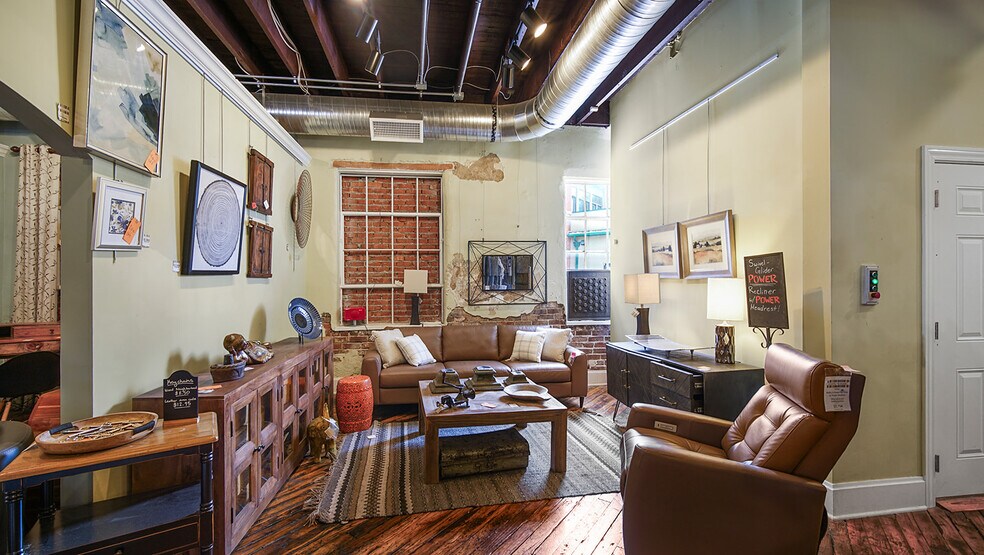 More Photos Of 517-521 E Walnut St, Indianapolis Storefront Retail Office For Sale