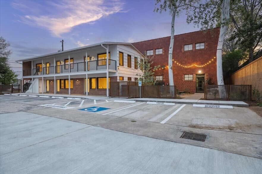 More Photos Of 2412 Bartlett St, Houston Loft Creative Space For Lease